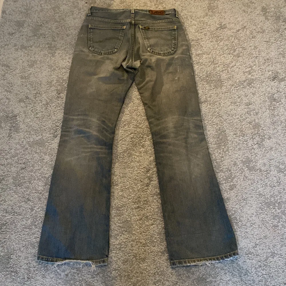 Ett par ljusgrå Jeans ifrån Lee. Jeansen är min pappas gamla ifrån 90-talet och är därför välanvända. Jeans & Byxor.