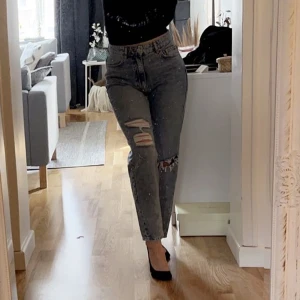 Gina tricote Good collection Mom Jeans - hög midja smalnar ut efter benen och storleken är 36