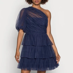 By Malina klänning - Slutsåld klänning från By Malina. Jag har bara använt den en gång.  Köpt i butik för 2.695kr.