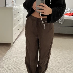 Arket bruna linnebyxor - Dessa bruna linnebyxor från arket är i storlek 34, nästan aldrig använt och därmed i fint skick!❤️