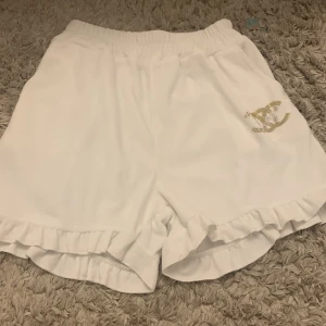 Vita shorts - Använder dem knappt, riktigt sköna dock! ( köparen står för frakt)