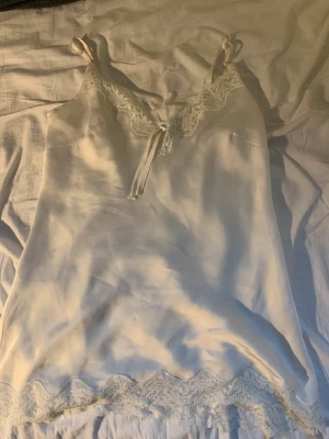 Spets linne  - Sov linne/spetslinne med justerbara axelband. Sparsamtanvänd utan fläckar och så vidare. Så fint och sött linne enligt mig!! 💓