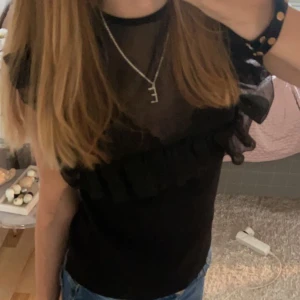 Zara blus - Så snygg zara blus/topp! Använd ca 2/3 gånger så är i nyskick! skit snygg verkligen!💋