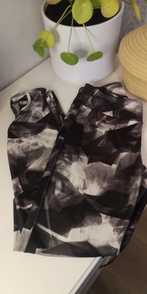 Träningstights  - Träningstights från märket Soc. Fin detalj längst ner på benen. Storlek 38