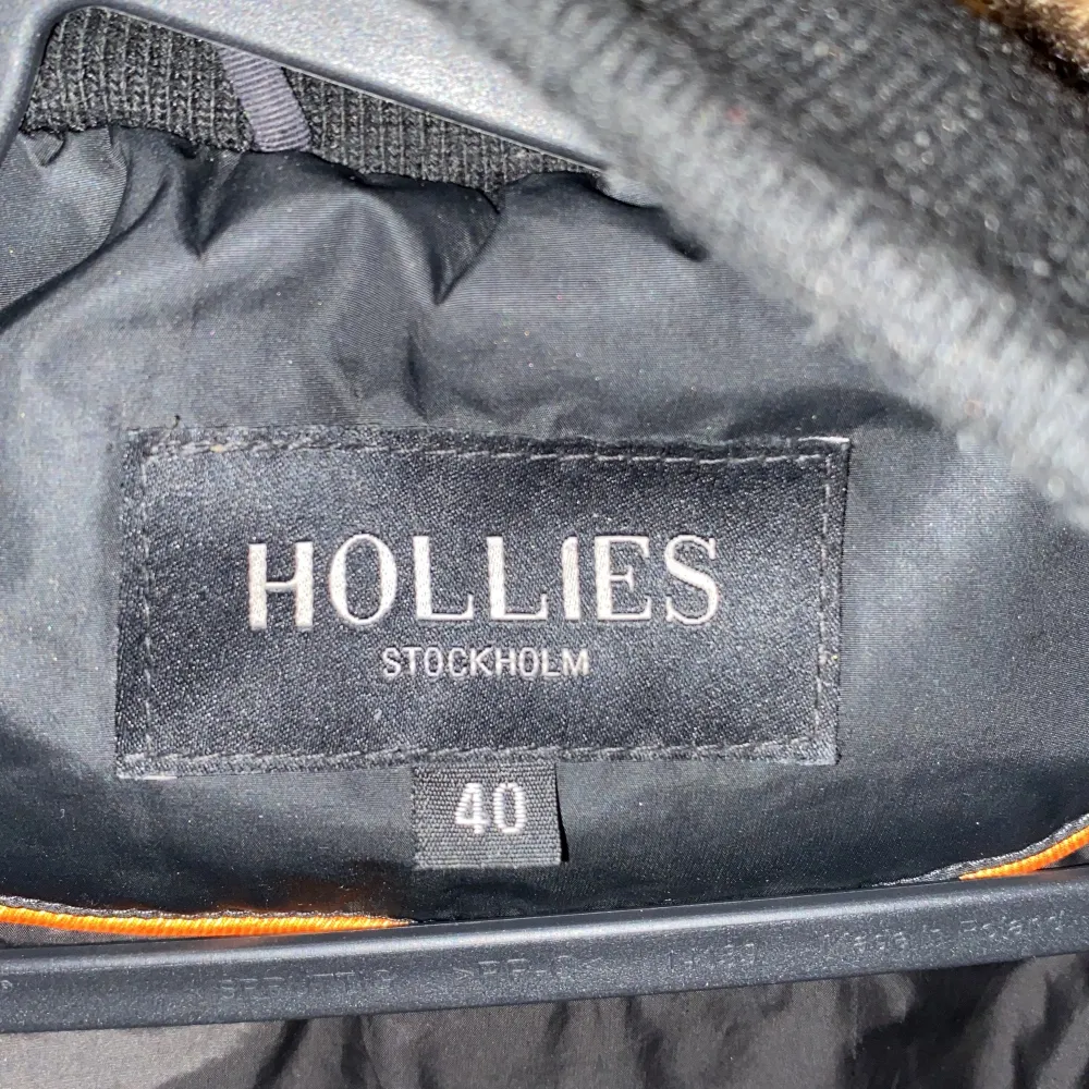 Hollies jacka Dam Storlek: 40 ( passar även 36 )  Äkta päls: Ja ( tvättbjörn )  Finns i Stockholm ( vid snabb affär kan pris diskuteras )  Vid frakt står kund för detta själv . Jackor.