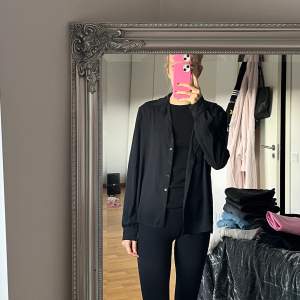 En svart tunnare skjorta från bikbok som är super snygg att ha bara som den är eller utanpå ett linne! Väldigt fint skick och är i storlek L🙌🏻 Frakten står köparen för 
