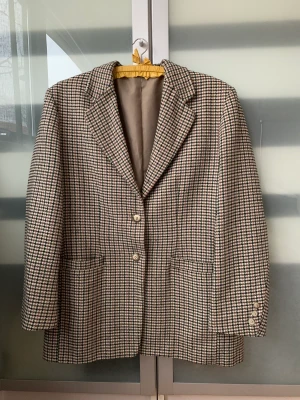 Rutig kavaj - Snygg oversized kavaj. Köpt second hand men i mycket bra skick.  Frakt ingår i priset! 