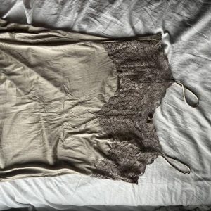 Slip dress/ slipon - slip dress, spetsen längst ner har börjat tråda lite.  Betala via swish Pris+ shipping 