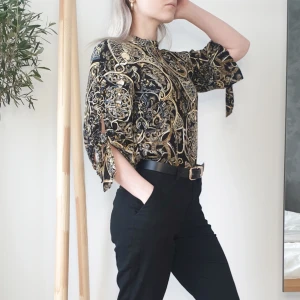 Airy Blouse / Top Gold and Black Aesthetic - Light flowy blouse/top looking for a new home! Worn a few times and is in good condition😊  Size XS/34 and I think it's true to size😄   Please send me a message if you have any questions 😊