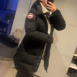 Canada goose jacka  - Säljer åt min vän!! Använt väldigt mycket, modellen shelburne, kommer utan päls. Pris går att diskuteras 
