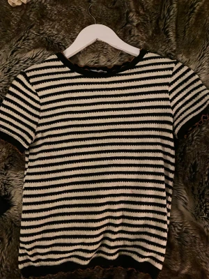 Stickad tshirt😇 - Såå fin tröja från Zara köpt för två år sen. Passar både S och Xs. Möts upp i sthlm och fraktar💜