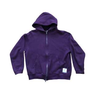 Supersnygg zipup hoodie från Pull&Bear i härlig lila färg. Använd fåtal gånger! Köp den🤨