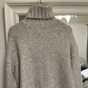 Grå polo - Grå stickad polo oversized passar jättebra med kjol💕hör av vid frågor 