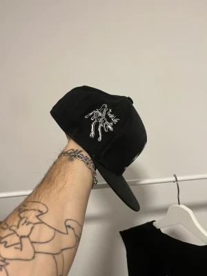 Playboi Carti Fitted Keps - riktiga vääämp vibes yurd Stretchad fit, IMO sitter den som en new era 7 1/4 wlr merch