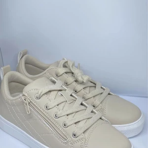 Skor - Helt nya skor aldrig användt str 35 . Dm mig om du är intresserad ❤️ 