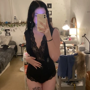 Spets Body, med V rygg  - En jätte fin body från okänt märke, förmodligen H&M. Den är använd ca 2ggr men är ej min smak mer så den är super fint skick. Köpt för ca 300kr säljer för 100kr.