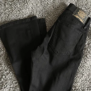 Low waisted jeans - Helt oanvända low waisted Crocker Jeans med bootcut som bara legat i garderoben. Superfina byxor men har aldrig riktigt kännt mig bekväm i dessa. Skulle säga att dom motsvarar storlek M. Kom med bud. 