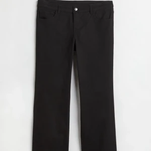 Svarta Lowwaist jeans - Säljer dessa svarta low waist jeansen från H&M då dem var lite stora i midjan & vill bli av med dem!! Har vanligtvis S/M men dessa var perfekta i längden för mig som är 173, (köpte st L). 