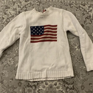 Stickad tröja  - Stickad tröja från märket homerun i storlek XS (stor i storlek) 