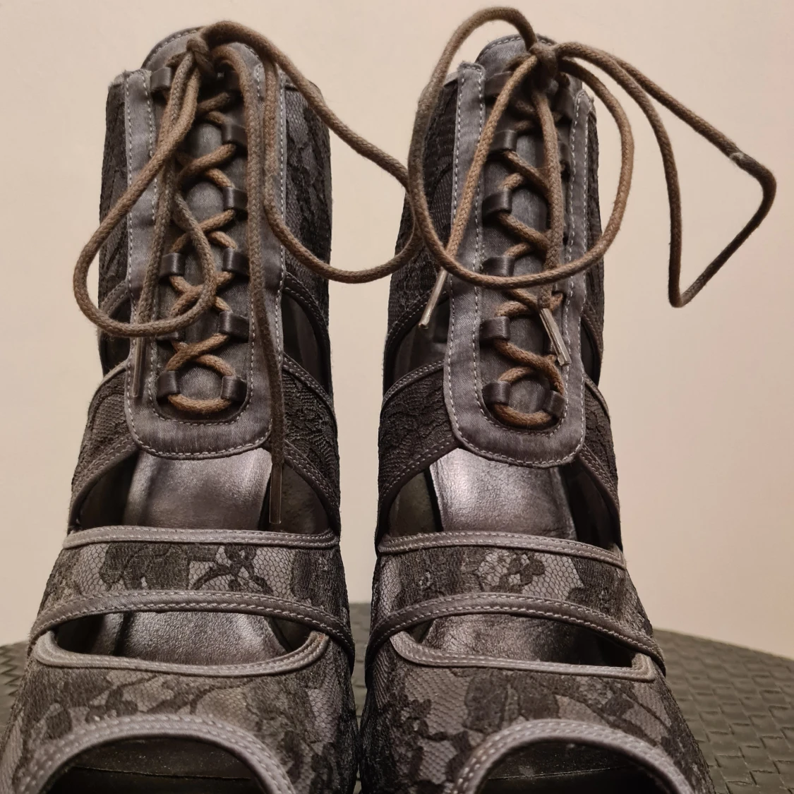 Sexiga stiletter med grå spets - 90