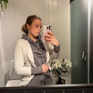 Kortärmad kavaj - Världens finaste kavaj har ni blivit för liten för mig. Typ beige med grått i  Använd fåtal gånger  OBS! Jag står inte för frakten