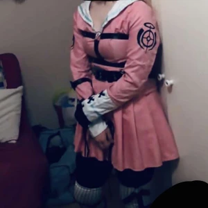 Miu Iruma cosplay Drv3 - Hejjj! Jag säljer min Miu Iruma cosplay! Den passar Xs/S/M men kan vara svår att få på om man har större chest-area om man har storek S/M + kan vara svår att få av oxå, så  XS passar bäst. Endast swish btw!