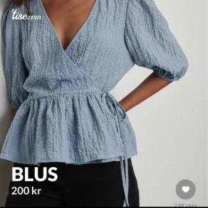 Blus - Säljer denna jättefina blusen, använd Max 3 gånger då jag bytte stil💙💙