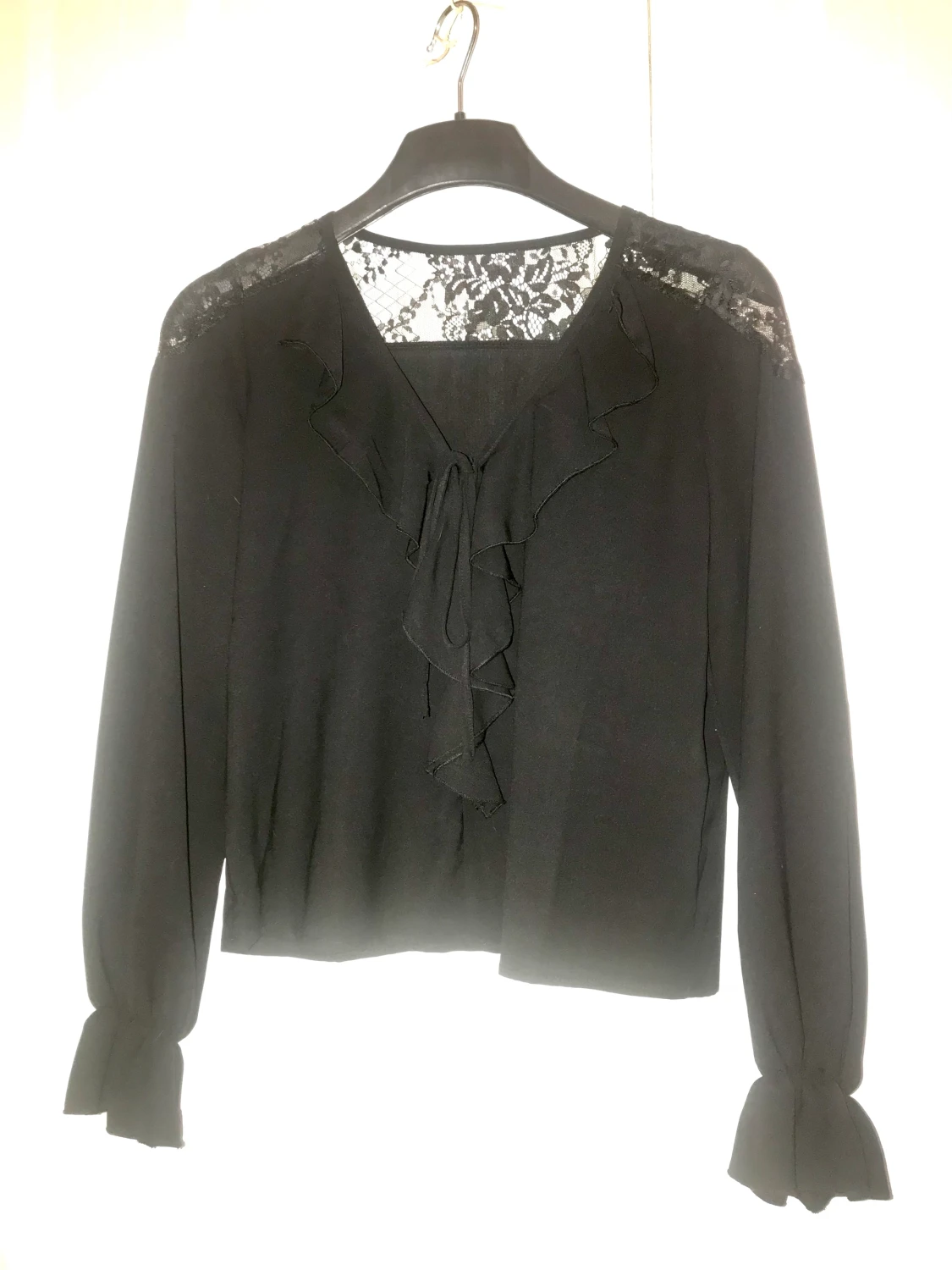 Svart blus med volang