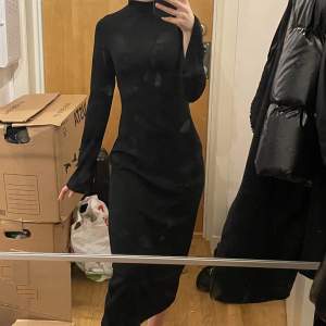 Helt ny svart slutsåld klänning från H&M i storlek XS. Så snygg tajt polo-klänning!!  Nypris 199kr och slutsåld på nätet!  Endast använd 1 gång, men är tyvärr lite för stor för mig