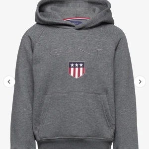 Gant hoodie - Grå gant hoodie i dam modell. Strl M 150kr med frakt! Skicka privat för fler bilder. 