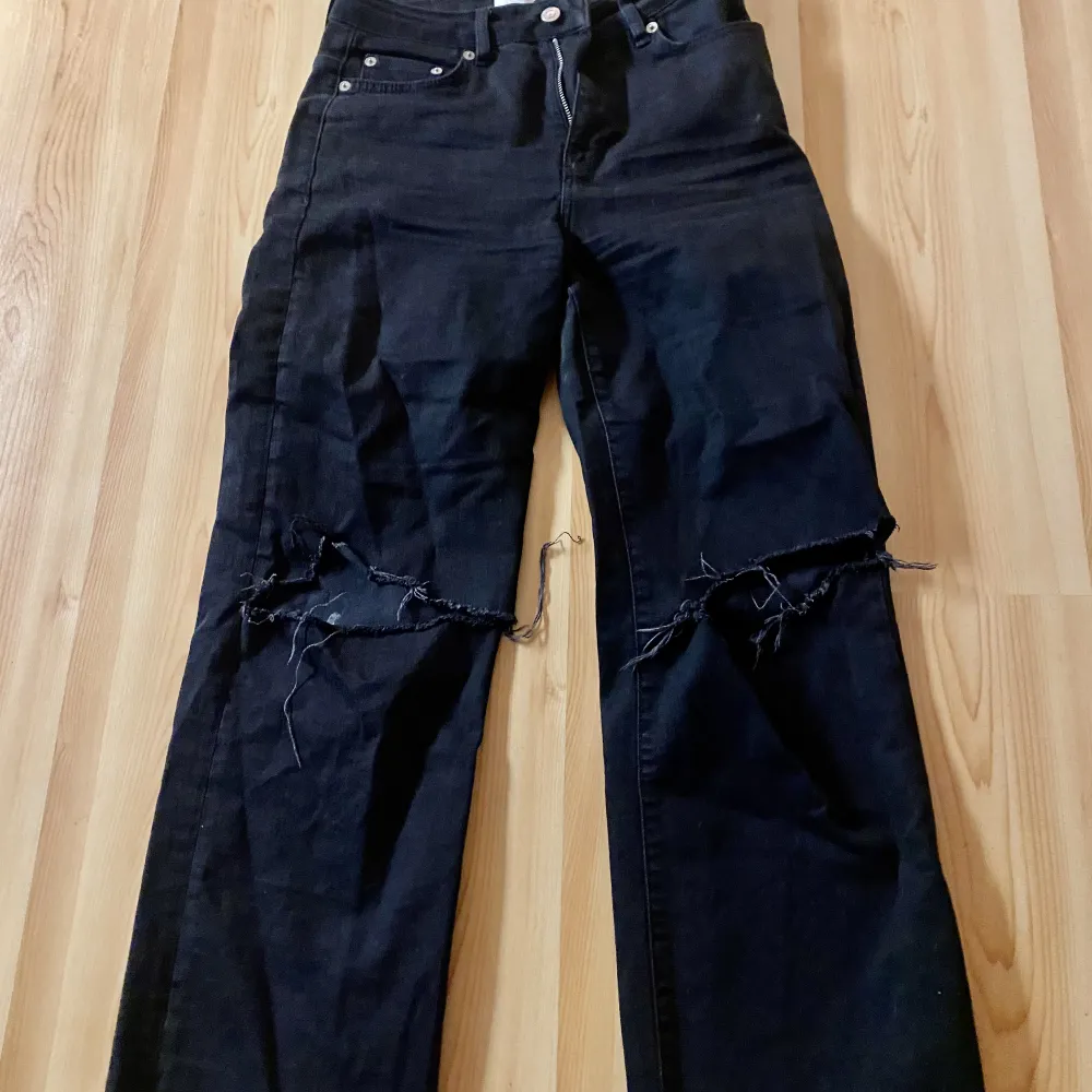Svarta jeans med hål i från lager 157. Jeans & Byxor.