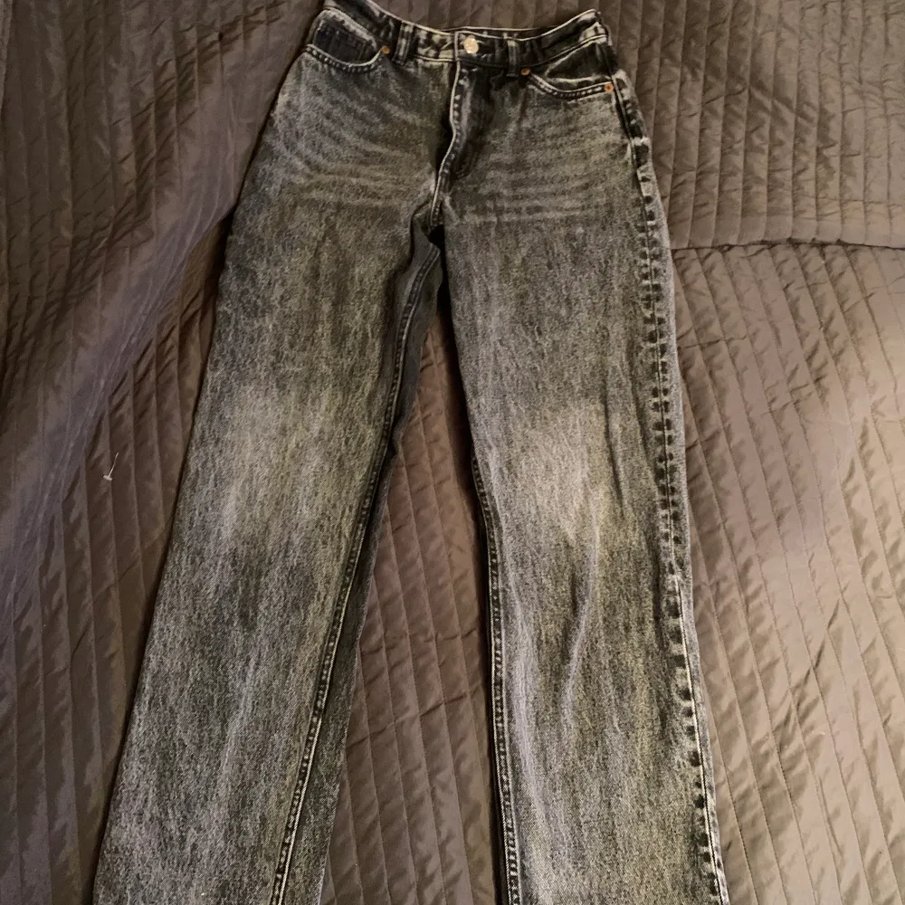 Monki jeans i storlek 32, fin färg och ganska långa i längden sitter bra på mig som är 168, knappt använda . Jeans & Byxor.