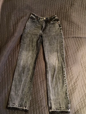 Monki jeans - Monki jeans i storlek 32, fin färg och ganska långa i längden sitter bra på mig som är 168, knappt använda 