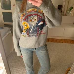 Vintage sweatshirt  - En av mina favorit tröjor!!! Har sparat länge men får inte användning.. En unik vintage American Football sweatshirt.  I strl M men sitter bra på mig som är S, skriv om du är intresserad 💖 skulle säga unisex 