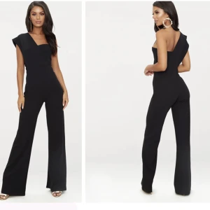 Jumpsuit - En fin jumpsuit från prettylittlething. Använd en gång och så nöjd med den men har inga fler ställen att ta på mig denna. Superfin verkligen, iprincip helt ny🌸