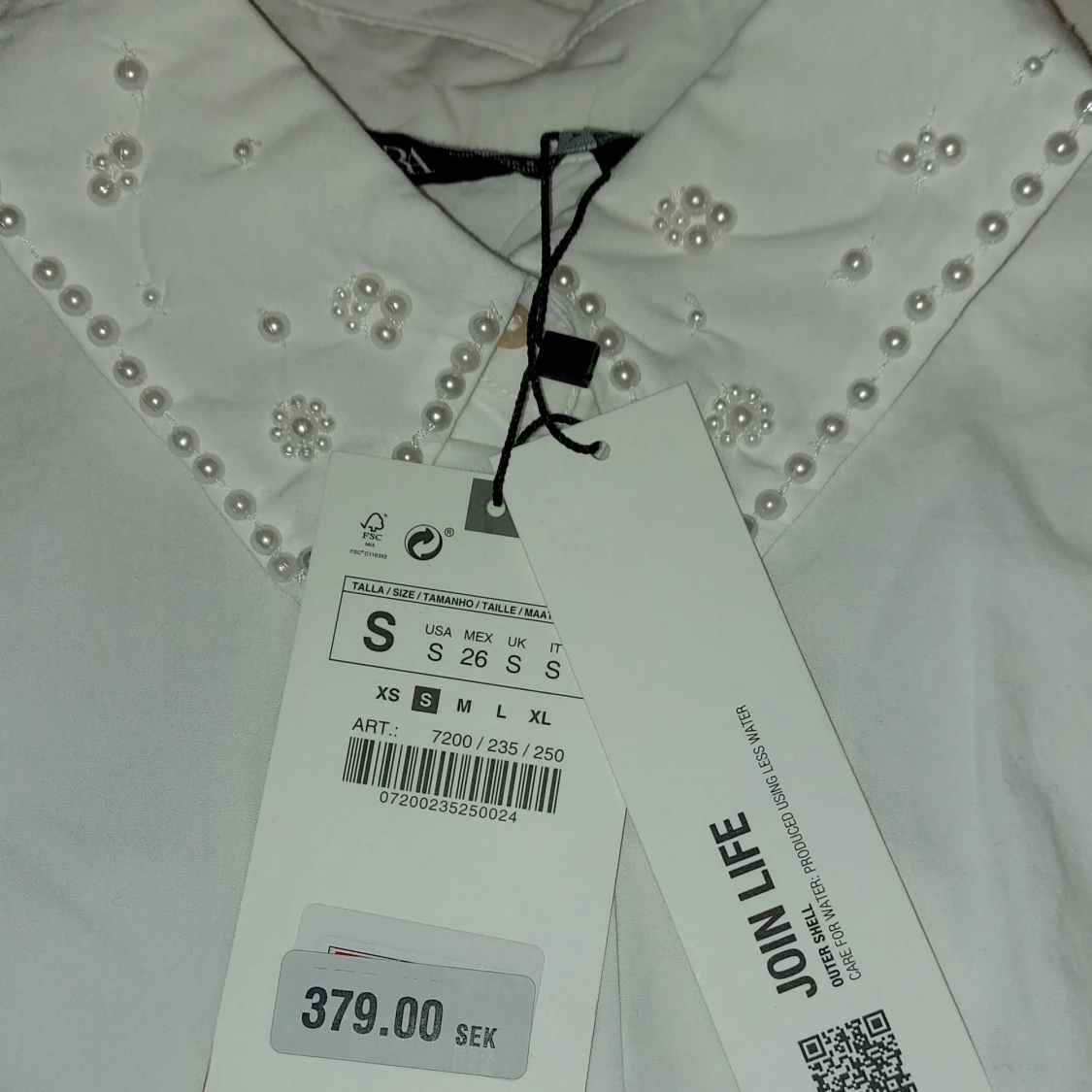 Vit skjorta med pärlor 