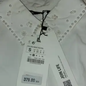 En helt ny skjorta från zara. Med fina detaljer och pärlor. Köparen står för frakten.