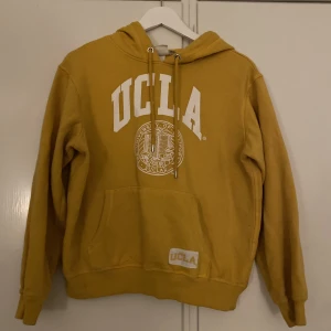 Gul hoodie  - Gul hoodie från h&m som är köpt för några år sedan, använd ca 2 gnr