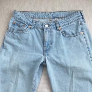 De populära Arrow lowwaist raka jeansen från weekday. Ljusblåa, använda men fortfarande i bra skick. Bra längd på mig som är ca 164 cm