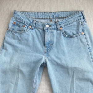 Weekday lowwaist jeans - De populära Arrow lowwaist raka jeansen från weekday. Ljusblåa, använda men fortfarande i bra skick. Bra längd på mig som är ca 164 cm