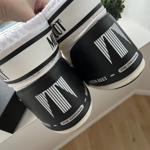 Moon boots - Säljer mina ÄKTA moon boots. De är endast använda ett fåtal gånger så skicket är super bra.  Strl 39-41  Säljer för 900 plus frakt  Skriv privat för fler frågor eller bilder 🤍