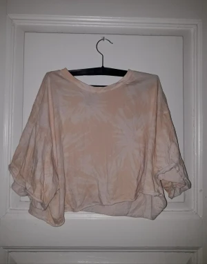 Tiedye magtröja från H&M - Cropped magtröja med ljusrosa tiedye mönster. Ganska använd och ska strykas innan säljning.