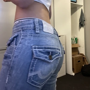 Truereligion jeans - Långa true religon jeans i väldigt bra skick. Perfekta i benen på mig som är ca177. Ca 85cm i ben