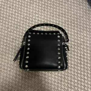 Väska med nitar  - Svart väska med nitar från Zara, fint skick. 