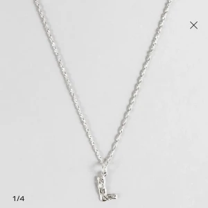Safira halsband  - Säljer detta fina halsband från Safira med bokstaven L. 