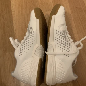 Unihoc innomhussko  - Oanvänt, nyskick. Passar all inomhusidrott.  Storlek 36