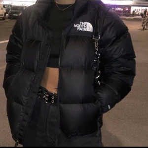 The North Face jacka retro nuptse  - Säljer min fina & trendiga NorthFace jacka. Nypris 3699. Kvitto finns digitalt. 10/10 skick, inga hål, defekter eller fläckar. Skriv för mer information eller bilder!💞