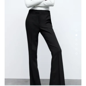 Utsvängda Zara kostymbyxor!! - Så fina men för långa för mig. Passar någon som är 175-180 lång. Visas på min kompis som är 174 :) storleken är M. Iprincip helt oanvända så i mycket bra skick. Möts upp i Stockholm och fraktar 66 kr spårbart💓 hör av dig om du har frågor!! Nypris 399 kr