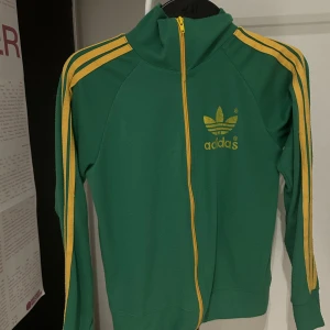 Addidas kofta med ränder! - svin cool vintage stickad addidas kofta. relativt tun! Pris går diskutera . Lite knoppig men det syns bara närapå. Skriv för bilder på💖💖