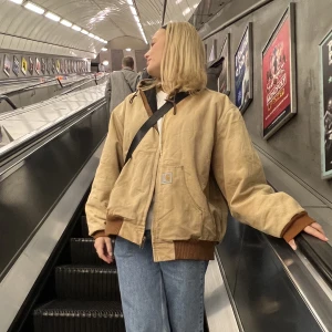 Carhartt Jacka!! - Beige jättesnygg jacka från Carhartt! Köpt vintage i London. Nypris 2895kr. Ca stl M/L. 